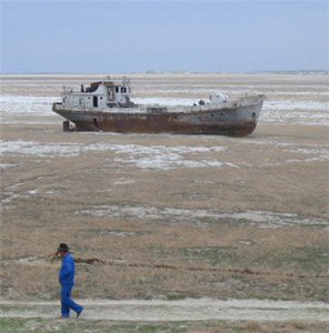 Fotografía de barco en el Mar Aral